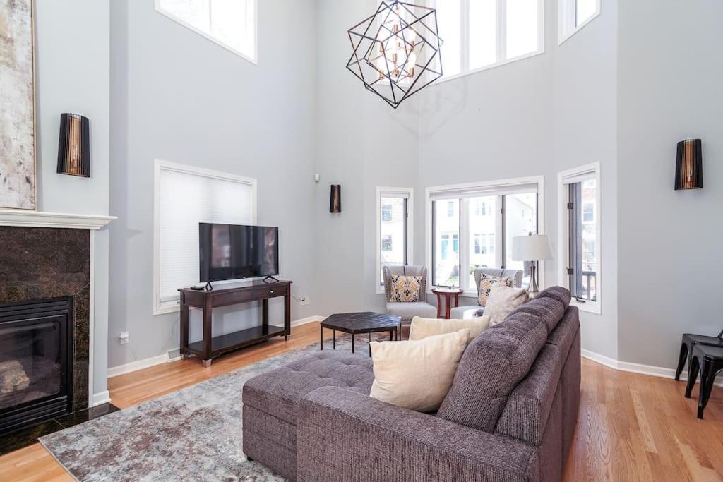 Вилла Eclectic Stylish And Cozy Milwaukee Unit Экстерьер фото