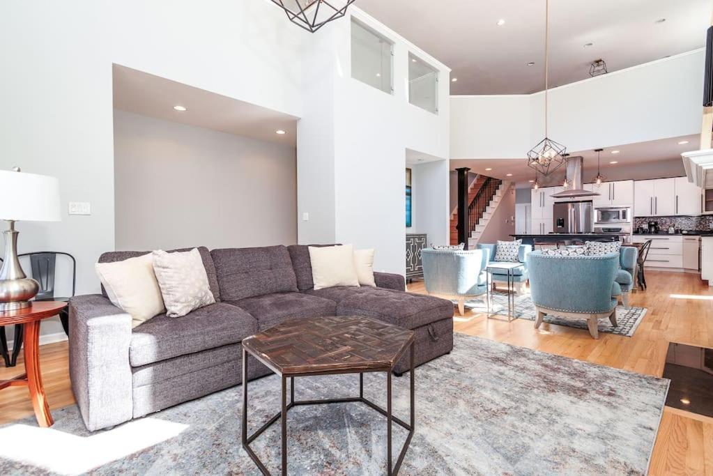 Вилла Eclectic Stylish And Cozy Milwaukee Unit Экстерьер фото