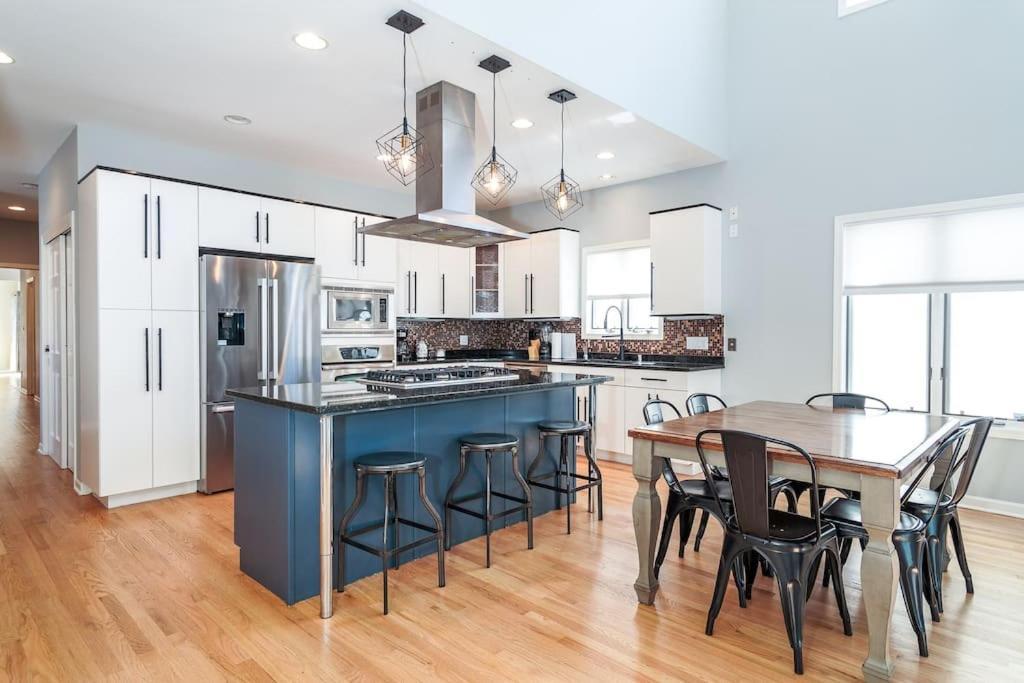 Вилла Eclectic Stylish And Cozy Milwaukee Unit Экстерьер фото