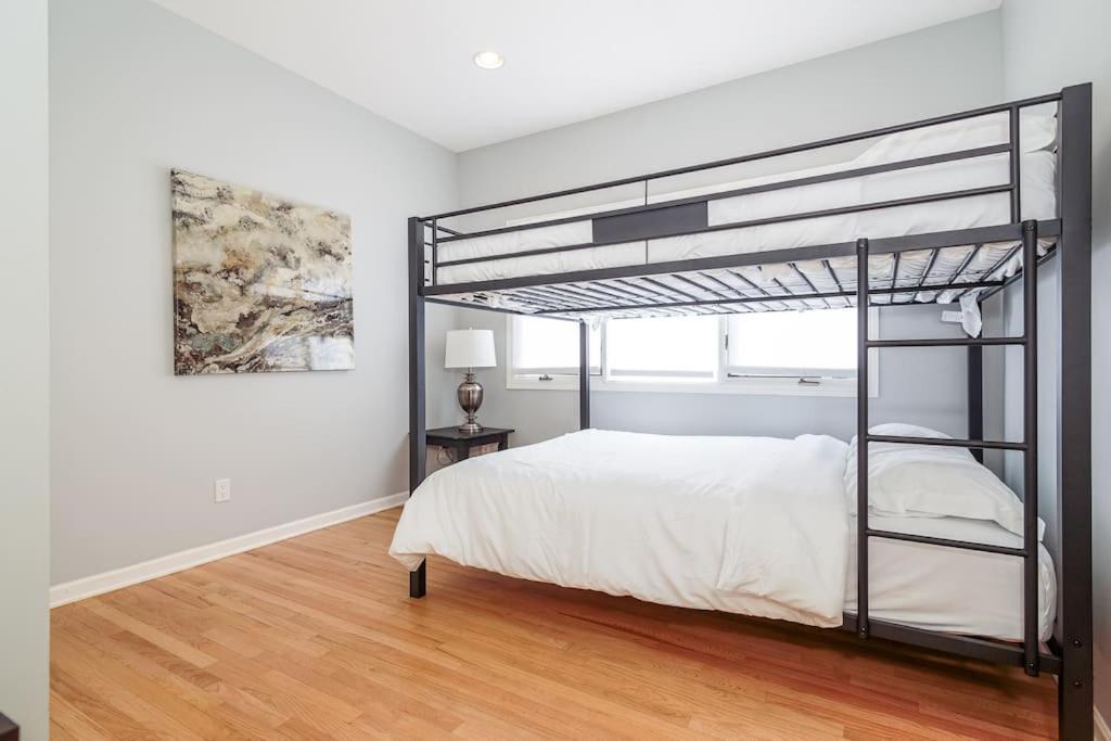 Вилла Eclectic Stylish And Cozy Milwaukee Unit Экстерьер фото
