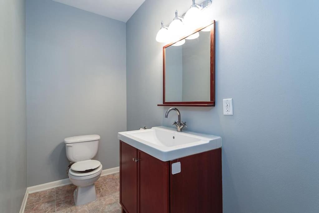 Вилла Eclectic Stylish And Cozy Milwaukee Unit Экстерьер фото