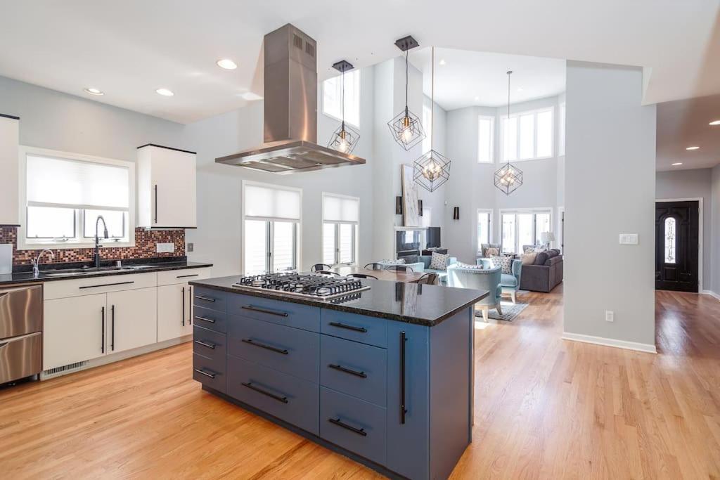 Вилла Eclectic Stylish And Cozy Milwaukee Unit Экстерьер фото