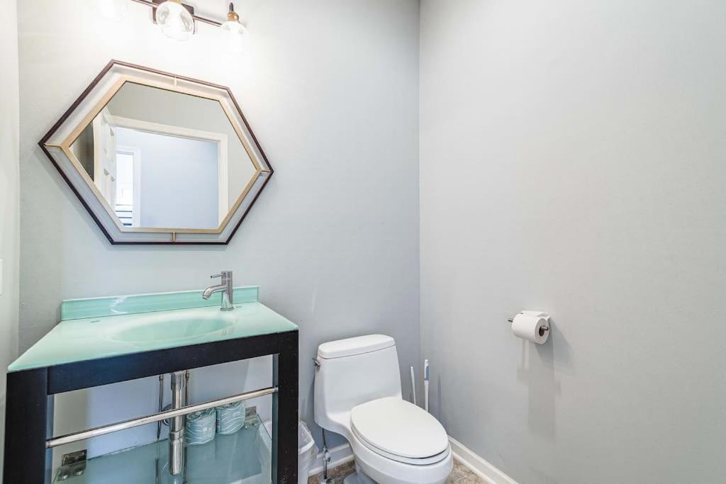 Вилла Eclectic Stylish And Cozy Milwaukee Unit Экстерьер фото