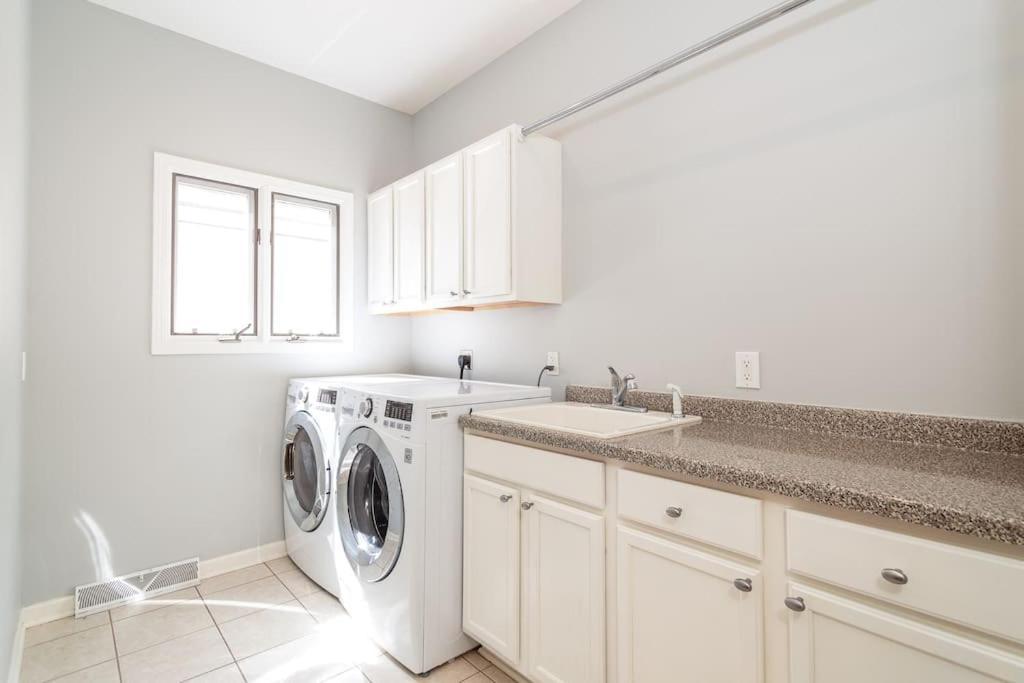 Вилла Eclectic Stylish And Cozy Milwaukee Unit Экстерьер фото