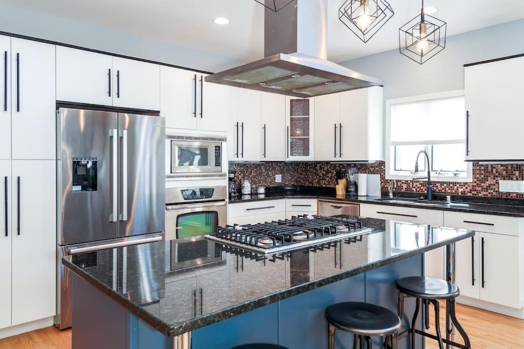 Вилла Eclectic Stylish And Cozy Milwaukee Unit Экстерьер фото