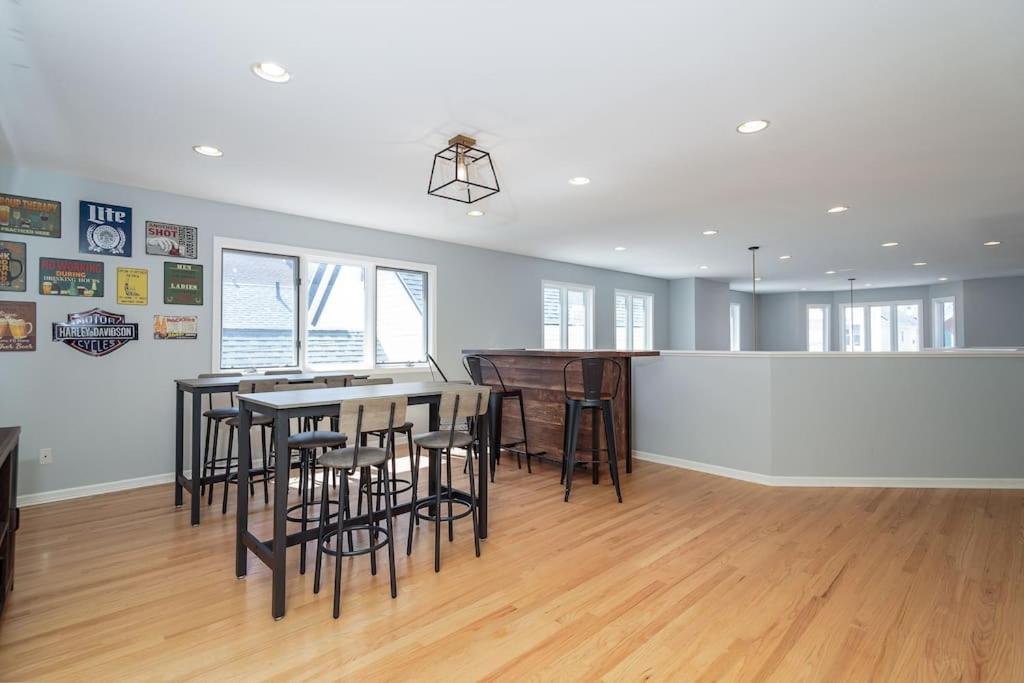 Вилла Eclectic Stylish And Cozy Milwaukee Unit Экстерьер фото